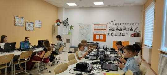 Педагоги мобильного технопарка "Кванториум" для учеников Ивановской СОШ в село Уват, провели мастер‑класс по управлению БПЛА на симуляторе. Педагоги мобильного технопарка "Кванториум" для учеников Ивановской СОШ в село Уват, провели мастер‑класс по управлению БПЛА на симуляторе.