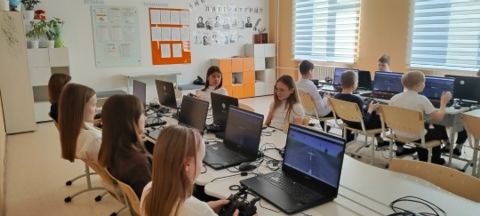 Педагоги мобильного технопарка "Кванториум" для учеников Ивановской СОШ в село Уват, провели мастер‑класс по управлению БПЛА на симуляторе.